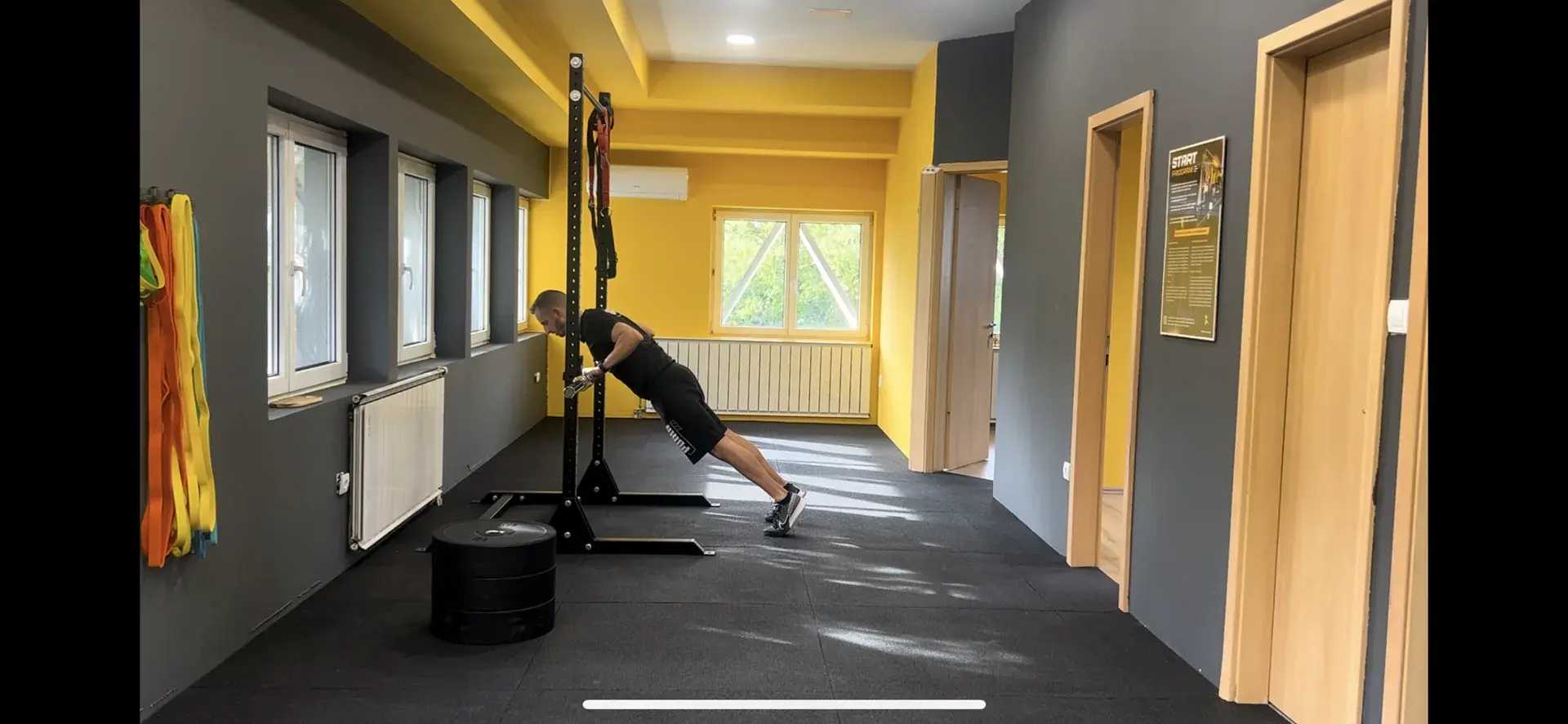 Fekvőtámaszon edző vendég