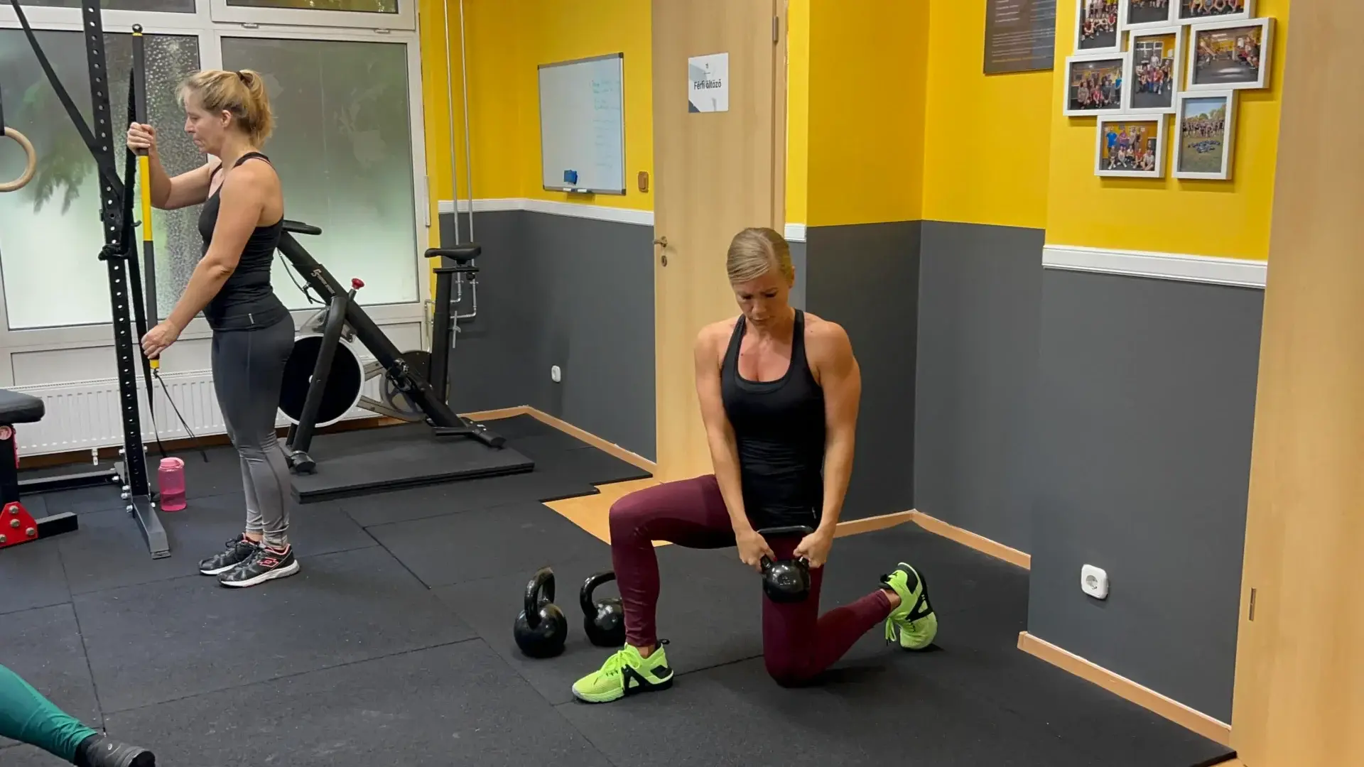 Lomnici Gyöngyvér edzés közben a teremben