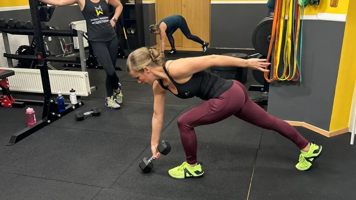 Lomnici Gyöngyvér súlyzós edzésen