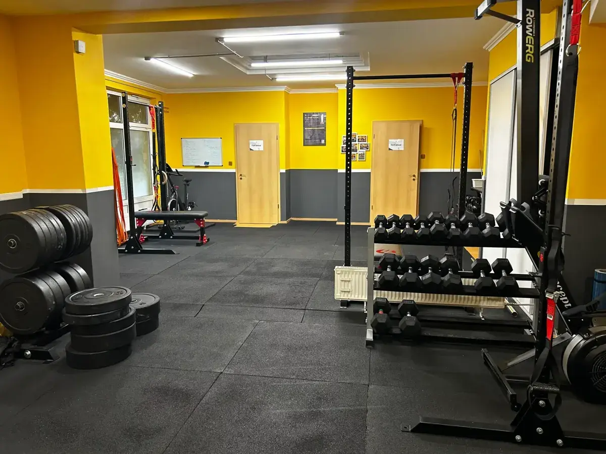 Cross terem – súlyzók és rack